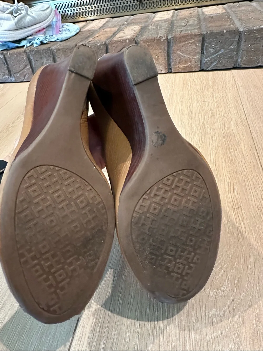 Tory Burch Selma Leather Peep Toe Wedge Pumps Tan Gold Logo Medallion Size 8